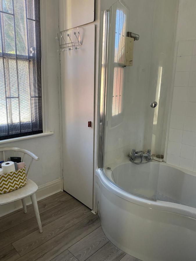 נית' Stunning 2-Bed Apartment Above Schooners Bar מראה חיצוני תמונה