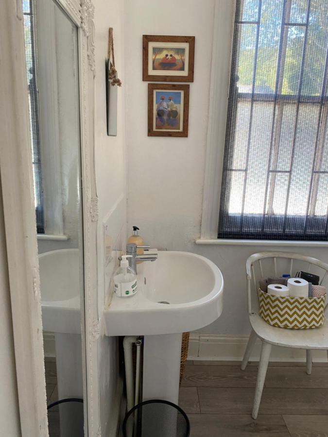נית' Stunning 2-Bed Apartment Above Schooners Bar מראה חיצוני תמונה