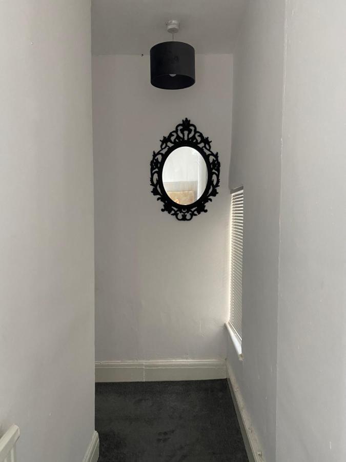 נית' Stunning 2-Bed Apartment Above Schooners Bar מראה חיצוני תמונה