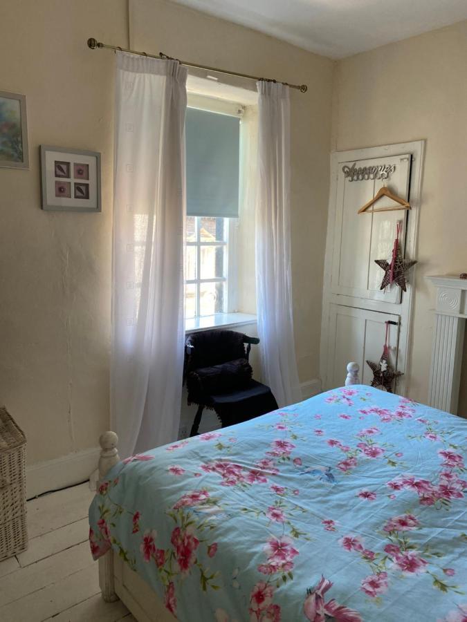נית' Stunning 2-Bed Apartment Above Schooners Bar מראה חיצוני תמונה